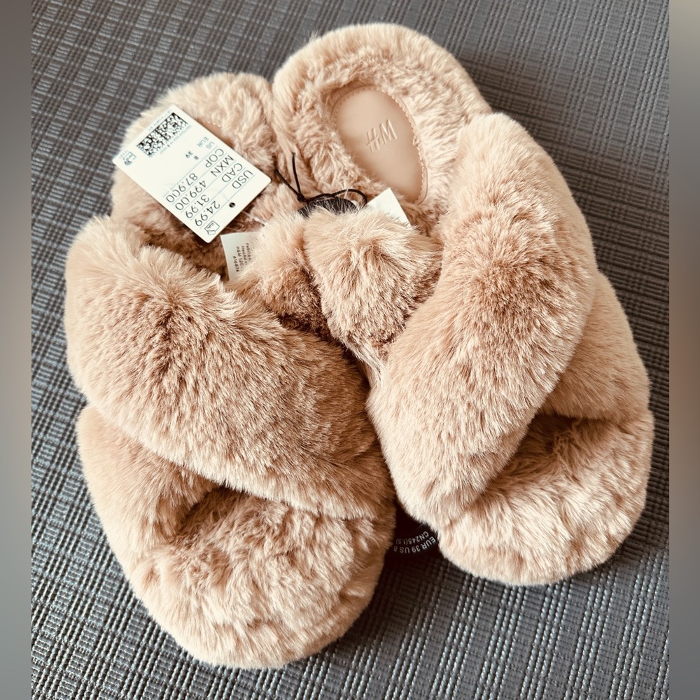 🔥BUNDLE ME 4 SAVINGS🔥 Soft & Comfy Furry Slippers Size 39 | 8 US